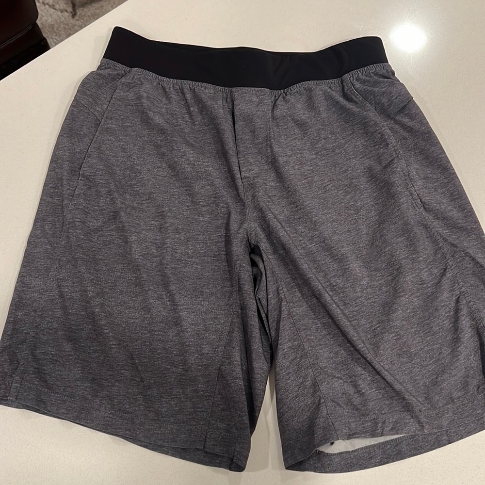 Lululemon gym shorts size Large
